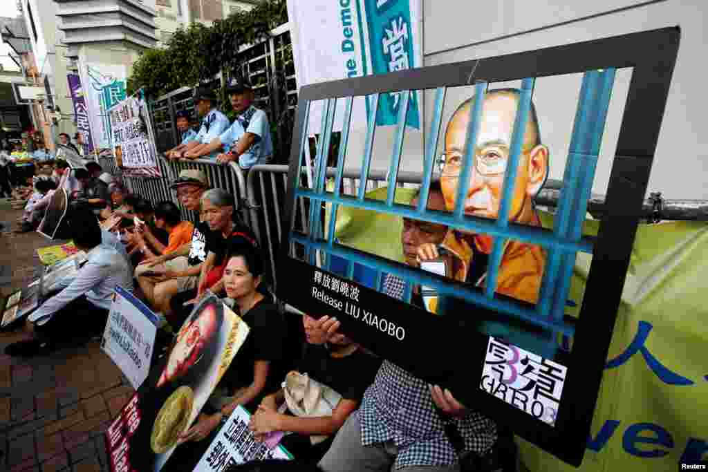 香港民主派市民前往中国驻香港联络办公室大楼前示威,敦促中国政府释放刘晓波(2017年7月10日)