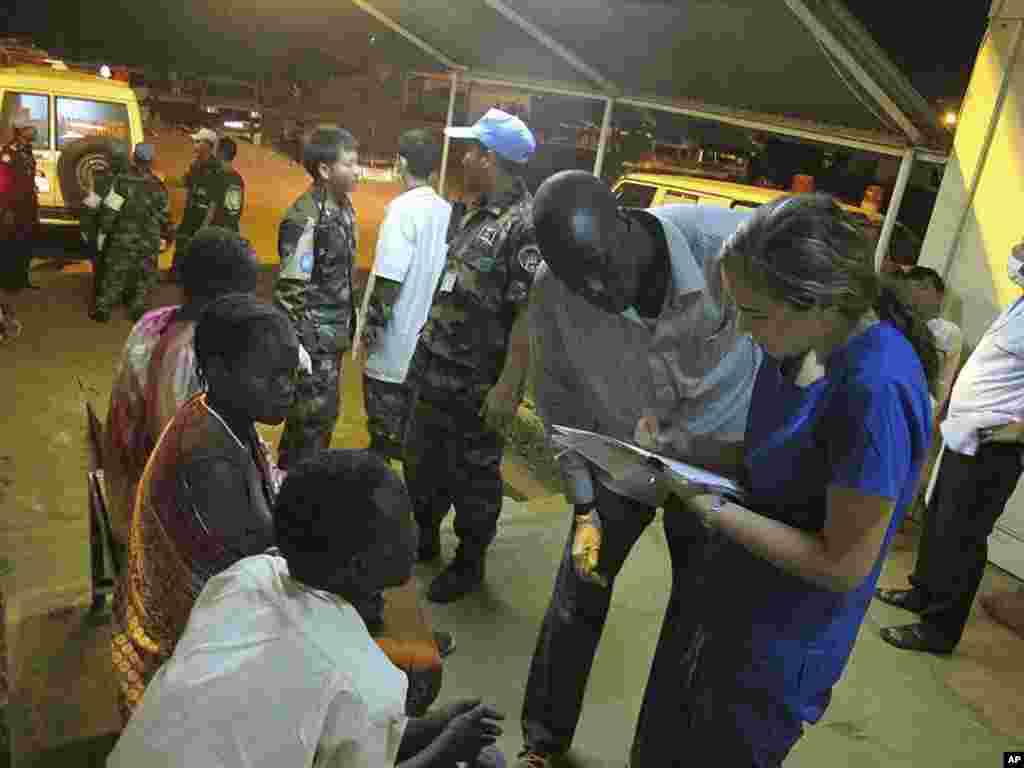 Médicos da Missão das Nações Unidas (UNMISS) na República do Sudão do Sul assistem civis num hospital de refugiados dirigidos por uma equipa cambodjana, em Juba. Dez. 18 , 2013. (UNMISS)