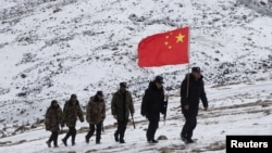 中國軍隊在連接阿富汗和中國的瓦罕走廊地區巡邏。（2020年10月7日）
