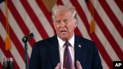 Rais mteule Donald Trump akizungumza wakati wa mkutano na magavana kutoka chama cha Republican, kwenye makazi yake ya Mar-a-Lago Florida, Januari 9, 2025. Picha ya AP