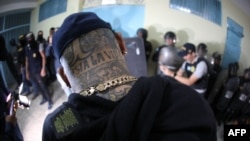 Foto del Ministerio del Interior de Guatemala muestra a un miembro de la pandilla Mara 18 durante una redada en la prisión Fraijanes II en la Ciudad de Guatemala el 26 de mayo de 2024.