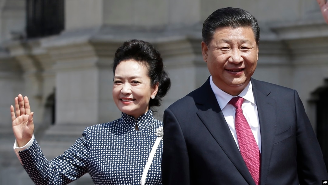 ARCHIVO - El presidente de China, Xi Jinping, y su esposa, Peng Li Yuan, llegan al palacio de gobierno en Lima, Perú, el 21 de noviembre de 2016. 