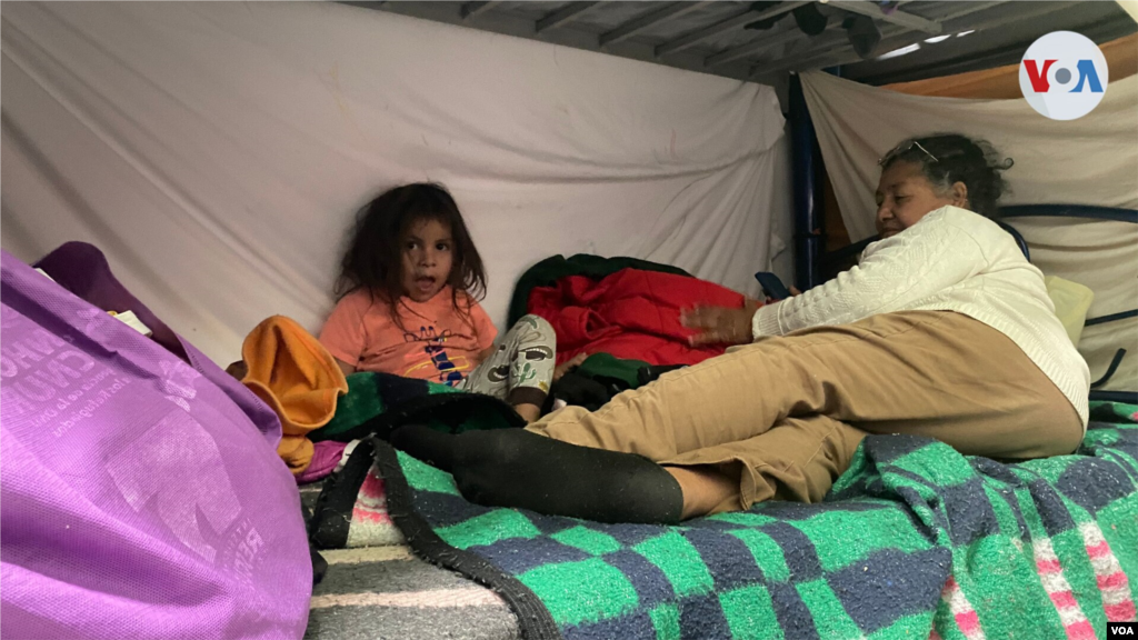 Una de las familias que pasa los días en su hogar de paso en Ciudad Juárez, México.