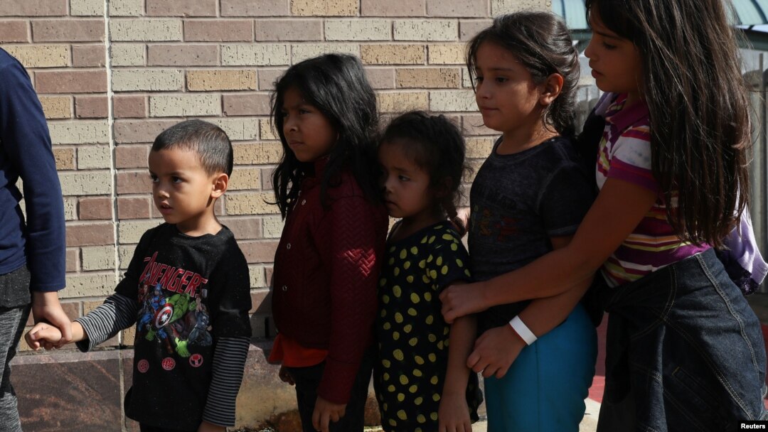 Children form a line as undocumented immigrant families are released from detention at a bus depot in McAllen, Texas, June 22, 2018. 