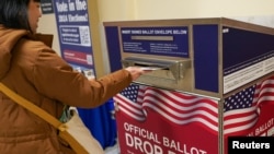 Una votante emite su voto durante la votación anticipada, un día antes de las elecciones primarias del supermartes, en el centro de votación del Ayuntamiento de San Francisco en San Francisco, EEUU, el 4 de marzo de 2024.