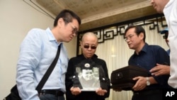  已故諾貝爾和平獎得主劉曉波的遺孀劉霞手持劉曉波的遺照。（2017年7月15日） 