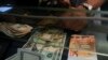 El euro cae por debajo del dólar por primera vez en dos décadas