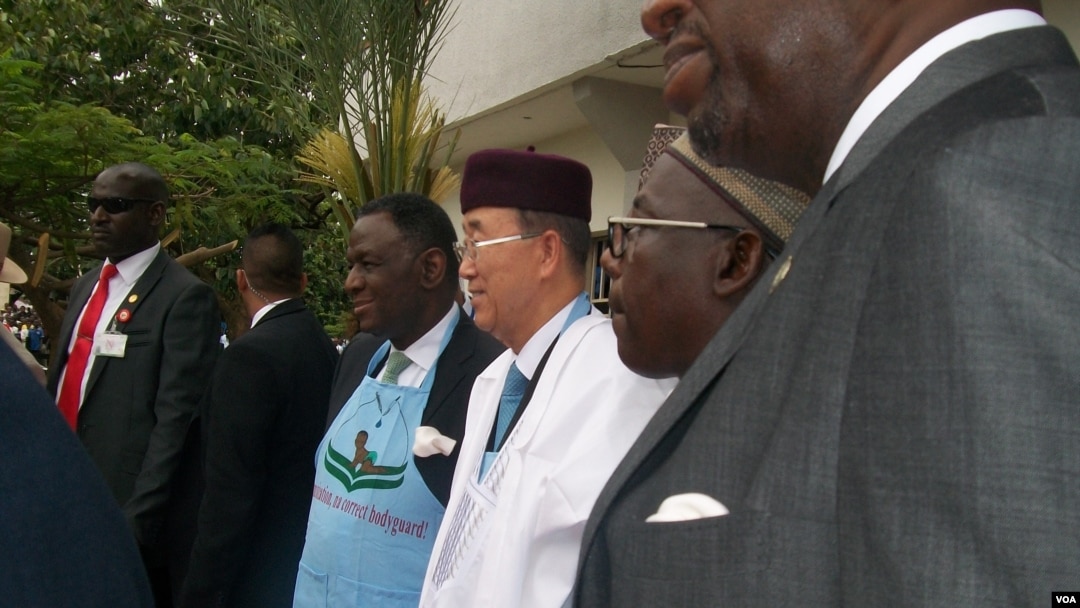 Babban sakataren Majalisar Dinkin Duniya cikin babbar riga a Abuja, Najeriya