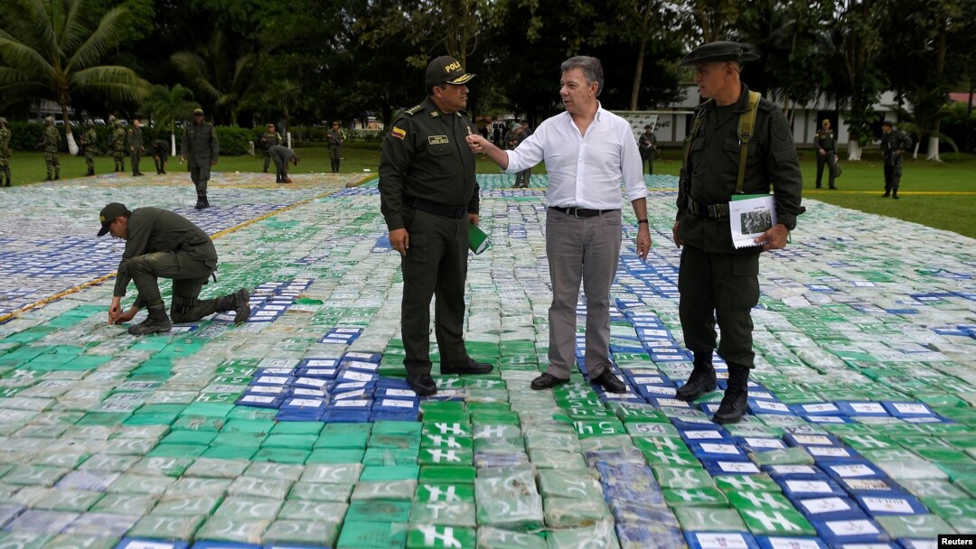 El presidente de Colombia, Juan Manuel Santos observa la 12 toneladas de cocaína incautada en Apartado, Colombia, el miércoles, 8 de noviembre de 2017.
