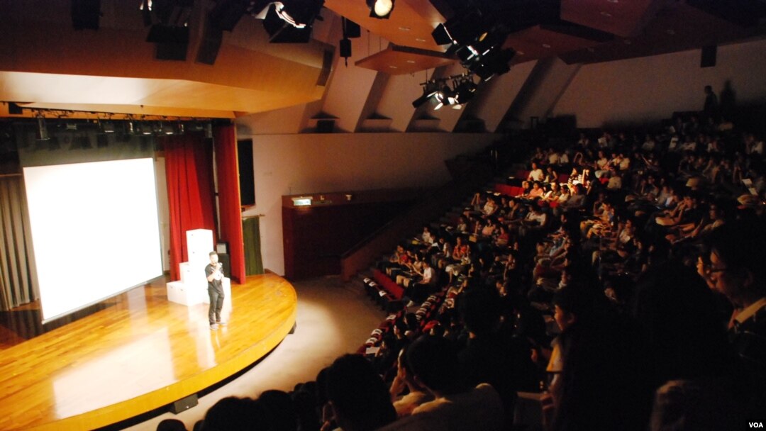 六四舞台最近在香港城市大學公演《在廣場放一朵小白花》,約有8成入座率
