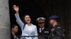 ARCHIVO - La vicepresidenta de Ecuador, Verónica Abad, saluda a una multitud desde un balcón del palacio de gobierno de Carondelet, en Quito, Ecuador, el 28 de noviembre de 2023. 