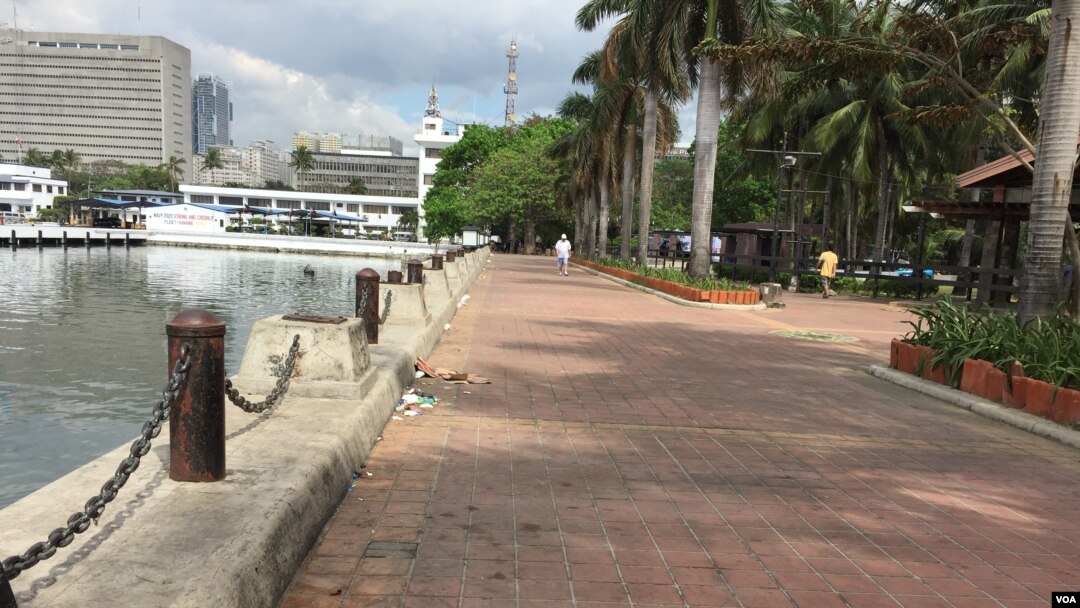 The walkway along this part of Manila Bay, just blocks from the main APEC venue has been cleared of subsistence fisher folk. Manila, Philippines, Nov. 15, 2015. (S. Orendain/VOA)
