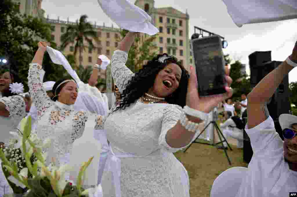 Guests in white costumes attend the 'Diner en Blanc' event, at the Hotel Nacional in Havana, Cuba, April 6, 2019.
