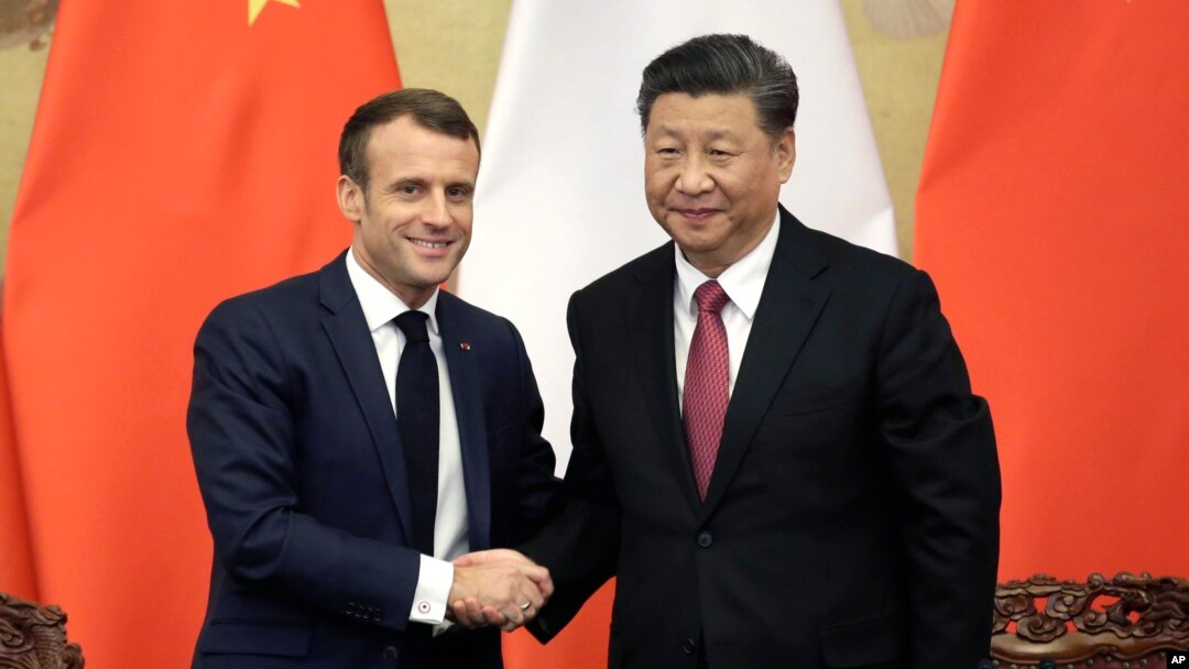 2019年11月6日,中國國家主席習近平和法國總統馬克龍在人民大會堂舉行聯合記者會後握手。