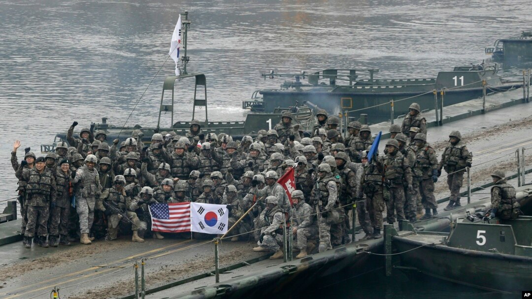 지난 2015년 12월 미군과 한국 군인들이 한탄강에서 합동 도강훈련을 했다.