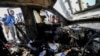 Personas inspeccionan el lugar donde fueron asesinados los trabajadores de World Central Kitchen en Deir al-Balah, Franja de Gaza, el 2 de abril de 2024.