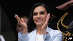 ARCHIVO - La vicepresidenta de Ecuador, Verónica Abad, asiste a una ceremonia de cambio de guardia en el palacio de gobierno de Carondelet en Quito, Ecuador, el 28 de noviembre de 2023. 