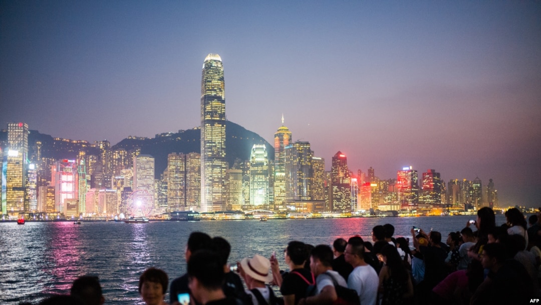 2018年10月3日，遊客遊覽香港維多利亞港九龍海濱長廊的夜景。