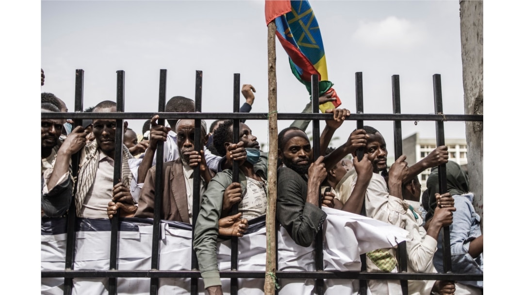 Wafuasi wa Waziri Mkuu Abiy Ahmed wakiwa katika mstari kuingia uwanjani huko Jimma Juni 16, 2021 ambako Waziri Mkuu alifanya kampeni yake kabla ya uchaguzi Juni 21, 2021.