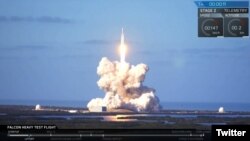 El cohete más grande Space X , Falcon Heavy, y el más grande en 45 años de lanzamientos espaciales de la NASA, parte desde el Centro Espacial Kennedy en Florida. Foto: @spacex.