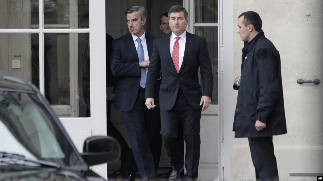 El embajador estadounidense en Francia, Charles H. Rivkin, derecha, abandona el edificio de Relaciones Exteriores luego de reunirse con el ministro en París.