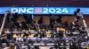 Intathelizindaba sezilungiselele umhlangano omkhulu oweDemocratic National Convention (DNC) eUnited Center eChicago, e-Illinois, August 19, 2024.