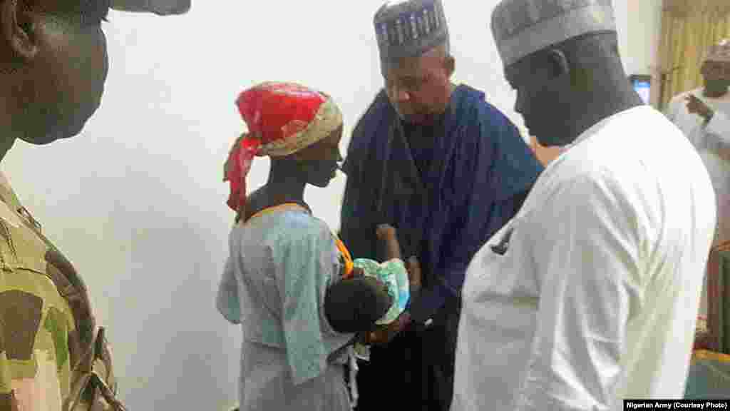 Rundunar sojojin Najeriya ta mika daliba 'yar Chibok, Amina Ali, da jaririyarta da kuma "mijinta" ga gwamnan Jihar Borno, Kashim Shettima