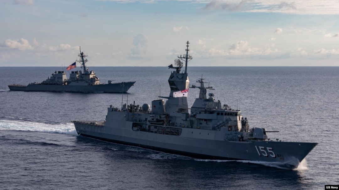 資料照：澳大利亞皇家海軍艦艇巴拉瑞特號隨美軍驅逐艦約翰·麥凱恩號航行前往馬拉巴爾演習。 （美國海軍）