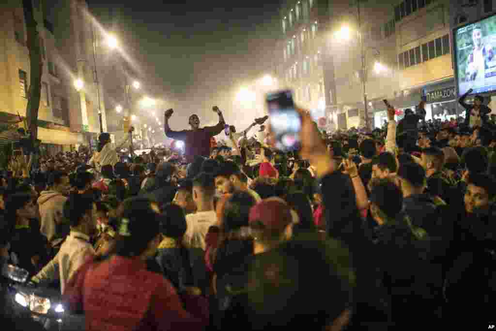 Bato bazalaki kosepela na balabala a Rabat, Maroc, nsima na elonga ya Maroc likolo lya Portugal na 1/4 ya finale ua Mondial Qatar 2022, 10 décembre 2022. (AP Photo/Mosa'ab Elshamy)