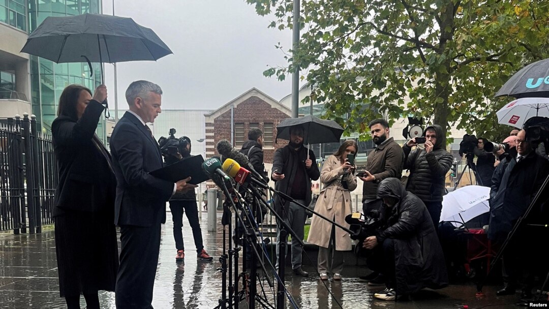 Eamonn Corrigan, detective jefe del Servicio de Policía de Irlanda del Norte habla con los periodistas afuera del Tribunal de la Corona de Belfast, tras la sentencia de Alexander McCartney por abuso sexual infantil masivo en línea, en Belfast, el 25 de octubre de 2024.