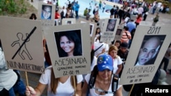 Estudiantes opositores protestan contra la violencia en Venezuela.