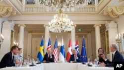 El presidente Joe Biden habla con los líderes nórdicos, de Suecia, Dinamarca, Finlandia, Islandia y Noruega, en el Palacio Presidencial de Helsinki, Finlandia, el 13 de julio de 2023. (Foto AP/Susan Walsh, Archivo)