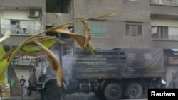 7月18日大馬士革市郊的一輛被焚燒的效忠敘利亞總統阿薩德的軍車冒煙