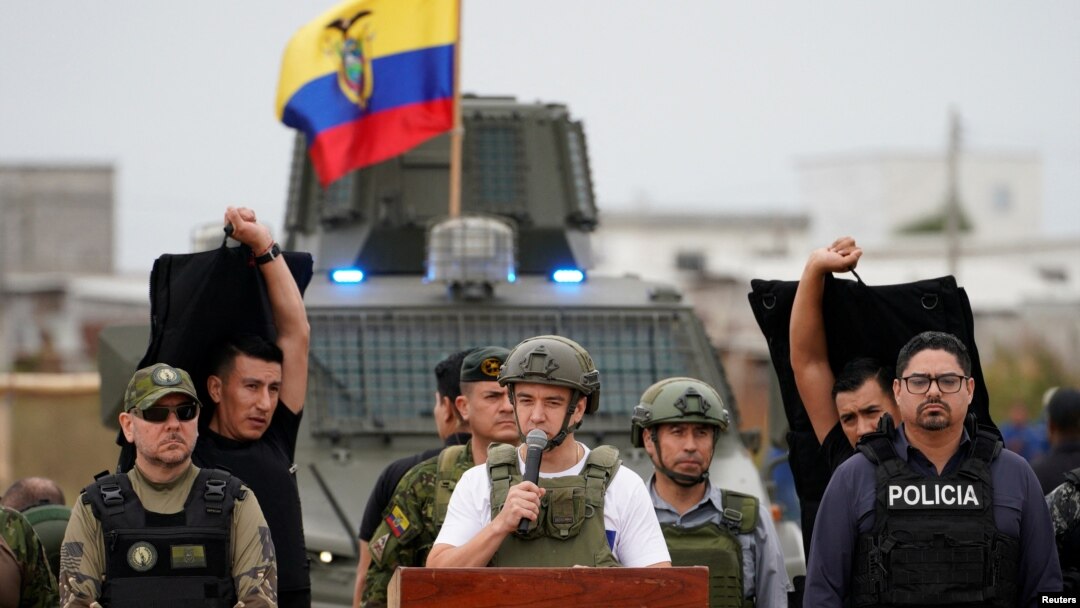 El presidente de Ecuador, Daniel Noboa, pronuncia un discurso custodiado por agentes de seguridad en el barrio La Delia en Durán, una de las ciudades más afectadas por la violencia relacionada con las drogas, en las afueras de Guayaquil, Ecuador, el 17 de julio de 2024. 