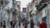 Una bandera cubana se exhibe en lo alto entre dos edificios en una calle La Habana, la capital de Cuba, el 26 de julio de 2021.
