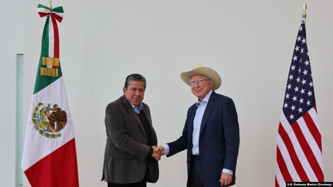 El embajador de EEUU ante México, Ken Salazar, (der) estrecha la mano del gobernador del estado mexicano de Zacatecas, David Monreal, (izq) el 6 de octubre de 2022.