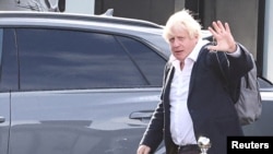 El ex primer ministro del Reino Unido, Boris Johnson, camina por el aeropuerto de Gatwick
de Londres, el sábado 22 de octubre de 2022.