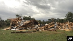 Las escenas de devastación son visibles en todas las direcciones a lo largo de Lamar County Road 35940, al oeste de State Highway 271, después de que un tornado masivo azotara el área, causando grandes daños y destruyendo un número desconocido de viviendas, el viernes 4 de noviembre de 2022 en Powderly, Texas. . (Jeff Forward/The Paris News vía AP)