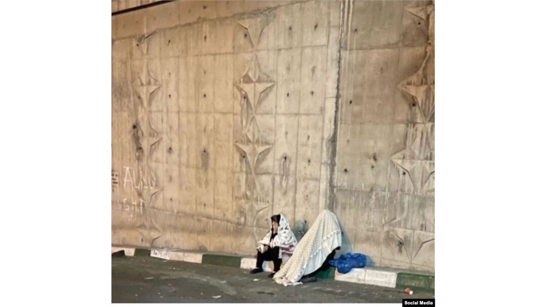 پدر و مادر حسین رونقی در مقابل زندان اوین