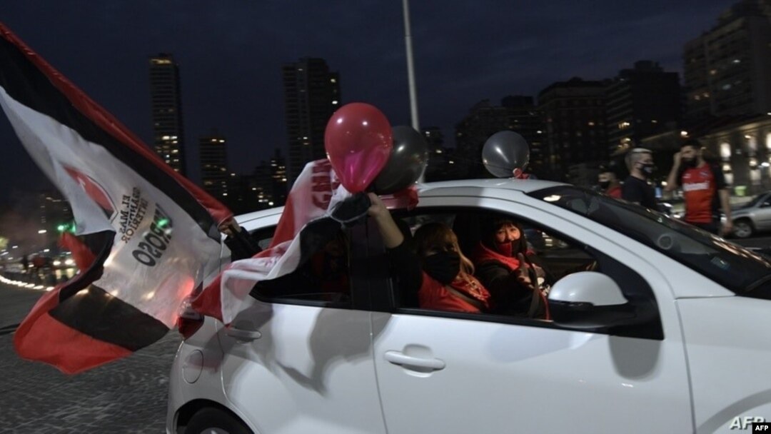 Aficionados argentinos del Newell's Old Boys participan en una caravana para pedirle a Lionel Messi que regrese a su antiguo equipo.