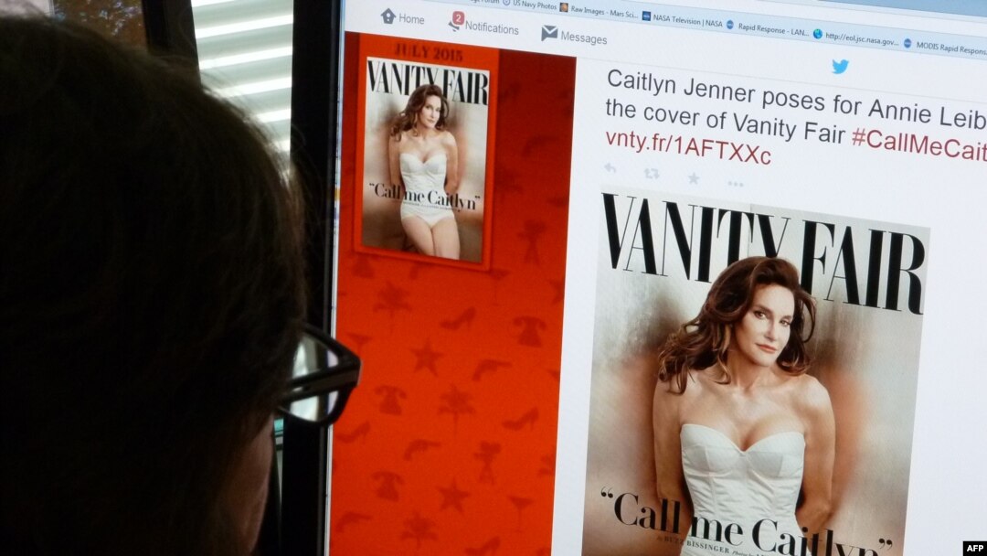Un periodista observa la portada de Vanity Fair con Caitlyn Jenner.