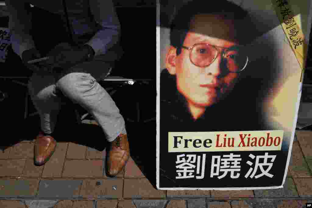 刘晓波病逝前夕,有人在香港中联办外面示威,呼吁释放诺贝尔和平奖得主刘晓波