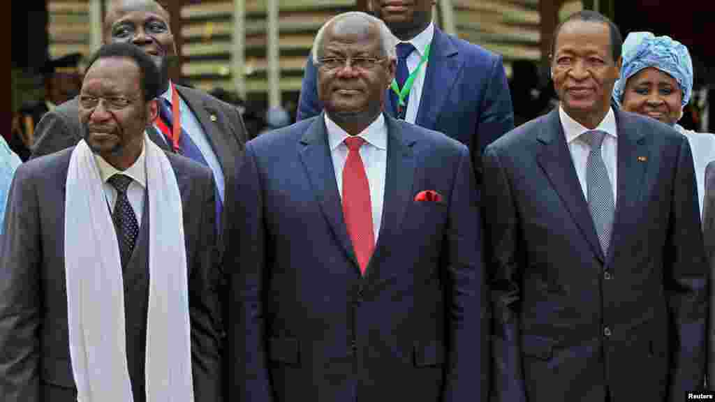 Mali's Interim President Dioncounda Traore (L), Sierra Leone's President Ernest Bai Koroma (C) and Burkina Faso's President Blaise Compaore at the 43rd ECOWAS meeting in Abuja.
