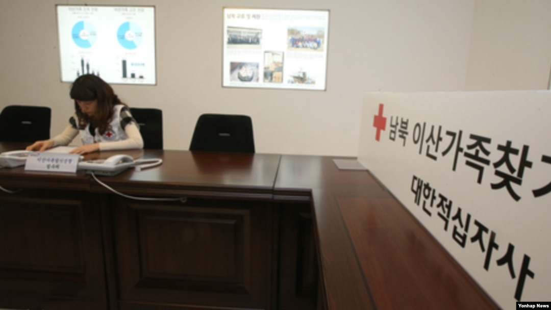 북한이 남측에 이산가족 상봉 준비를 위한 실무접촉을 갖자는 전화통지문을 보내온 3일 서울 대한적십자사 이산가족신청 접수를 받고 있다.