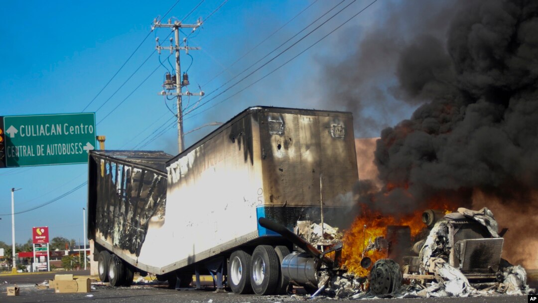 ARCHIVO - Un camión arde en una calle de Culiacán, estado de Sinaloa, México, el 5 de enero de 2023, después de que las fuerzas de seguridad mexicanas capturaran a Ovidio Guzmán, hijo del exjefe del cártel de Sinaloa, Joaquín "El Chapo" Guzmán. 