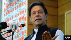د وزيراعظم عمران خان په مشرۍ كې د قامي اقتصادي كونسل غونډه كې د صوبو اعلا وزيرانو او د اېن اي سي نورو غړو ګډون وكړو