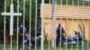 Oficiales de la Policía Nacional vigilan afuera de una iglesia católica donde se refugia Rolando Álvarez, obispo de la Diócesis de Matagalpa, alegando haber sido atacado por la policía, en Managua, Nicaragua, 20 de mayo de 2022 REUTERS/Maynor Valenzuela
