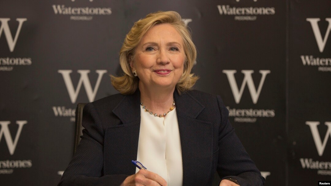 Clinton calificó la política exterior de Obama como 'demasiado moderada' y enfocada en 'no cometer errores'.