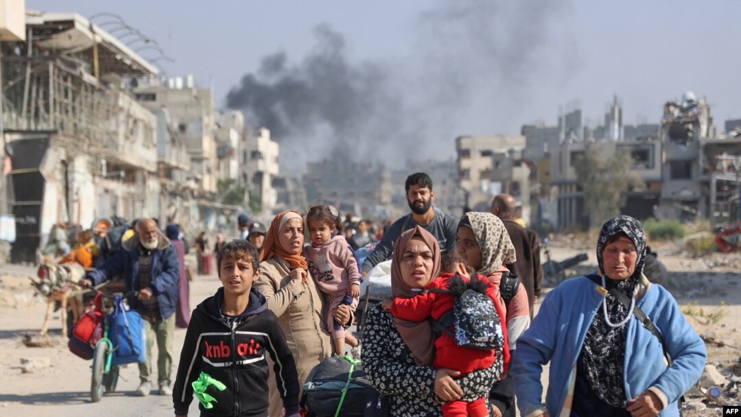 Palestinianos deslocados, no norte da Faixa de Gaza, fogem na sequência de ordens de evacuação do exército israelita, em 12 de novembro de 2024