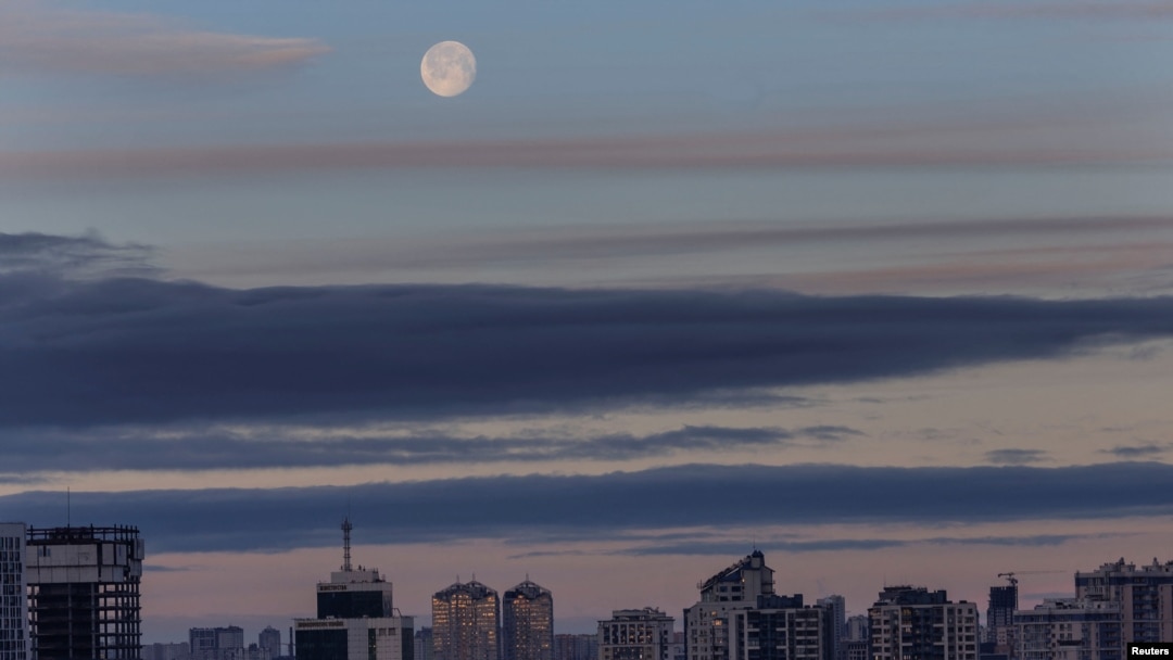 La luna se alza sobre la capital ucraniana Kiev, en Ucrania, el viernes 18 de febrero de 2022.